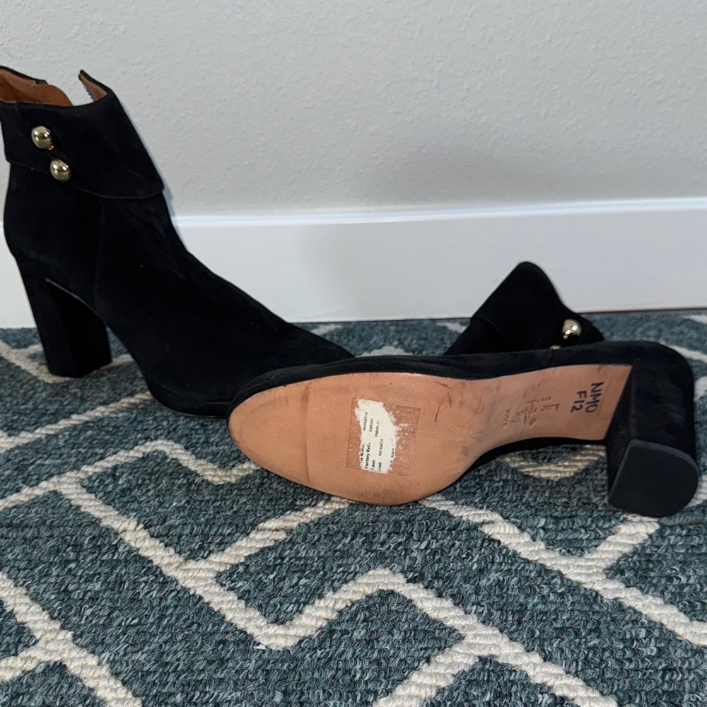 Kate Spade Black Suede Ankle Boots Block Heel Gold Button Size 9.5 - Picture 7 of 7